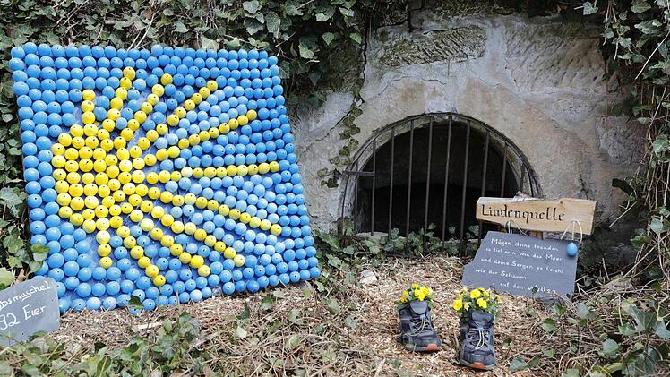 Der fertig geschmückte Osterbrunnen in Lauf (Gemeinde Zapfendorf). Foto: Matthias Hoch