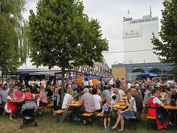 Es war ein Auftakt nach Maß: Nicht nur im Zelt, sondern auch im Umfeld war am Samstagmittag viel los. Auf dem Außengelände macht sich Biergarten-Atmosphäre breit. Fotos: Alexander Hartmann