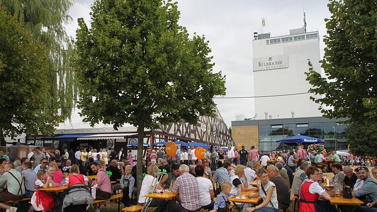 Es war ein Auftakt nach Maß: Nicht nur im Zelt, sondern auch im Umfeld war am Samstagmittag viel los. Auf dem Außengelände macht sich Biergarten-Atmosphäre breit. Fotos: Alexander Hartmann