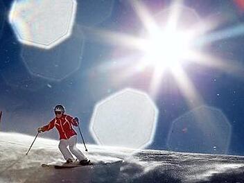 Skifahren in den Weihnachtsferien: Wer mitfahren will, kann sich noch dazu anmelden.  Symbolbild: Karl-Josef Hildenbrand/dpa