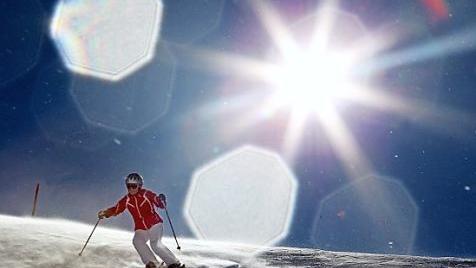 Skifahren in den Weihnachtsferien: Wer mitfahren will, kann sich noch dazu anmelden.  Symbolbild: Karl-Josef Hildenbrand/dpa