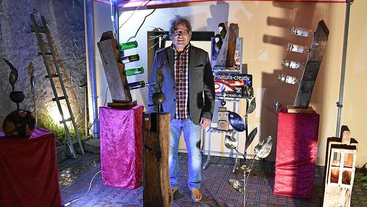 Beim "Haßfurter Funkeln" stellt auch der Objektkünstler und Maler Hannes Betz aus Westheim seine Kunstwerke aus. Foto Ulrike Langer