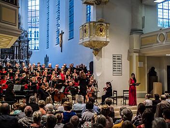 Die Coburger Erstaufführung der "Misa Tango" lockte zahlreiche Zuhörer in die Morizkirche. Unter der Leitung von Antoinetta Bafas beeindruckte der "Chor Unerhört" gemeinsam mit den Vokalsolisten Joana Tautu und Marcello Mejia-Mejia.Jochen Berger