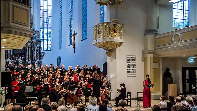 Die Coburger Erstaufführung der "Misa Tango" lockte zahlreiche Zuhörer in die Morizkirche. Unter der Leitung von Antoinetta Bafas beeindruckte der "Chor Unerhört" gemeinsam mit den Vokalsolisten Joana Tautu und Marcello Mejia-Mejia.Jochen Berger