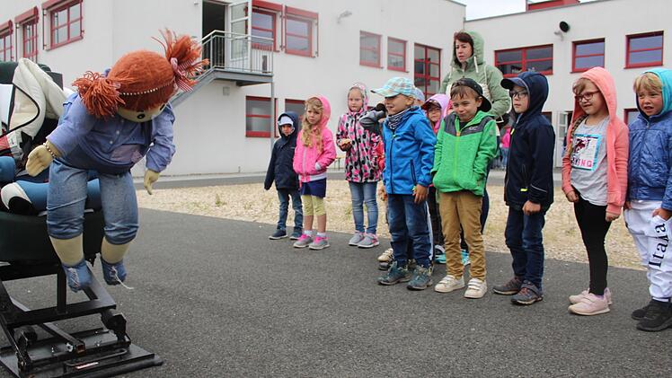 "Uuups, das könnte ja ich sein", mochten manche Kinder gedacht haben. Tatsächlich zeigten sie sich von der Gewalt des Bremsens ohne Gurtbeeindruckt.  Foto: Markus Häggberg