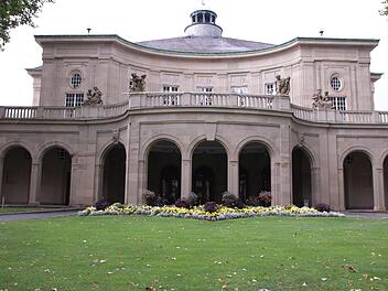 Nicht nur im Bad Kissingens (hier der Regentenbau) ist der Kissinger Sommer präsent. 2018 feierte das Festival mit dem Konzert "Songs and Dances" Premiere in Bad Neustadts neuer Stadthalle. Foto: Teresa Hirschberg