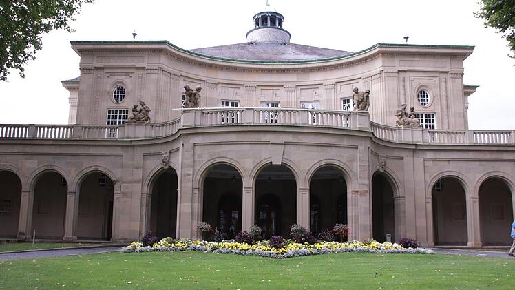 Nicht nur im Bad Kissingens (hier der Regentenbau) ist der Kissinger Sommer präsent. 2018 feierte das Festival mit dem Konzert "Songs and Dances" Premiere in Bad Neustadts neuer Stadthalle. Foto: Teresa Hirschberg