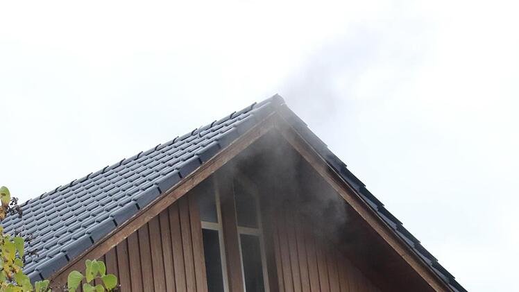 Rauch drang aus dem Dachstuhl des Anwesens. Foto: Michael Stelzner
