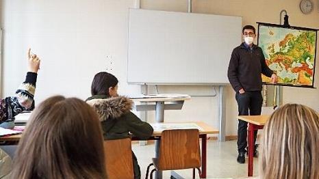 Der Unterricht darf seit Beginn des Schuljahres vor Ort stattfinden. Lehrer Thorsten Zipf und die Klasse müssen eine Maske tragen.