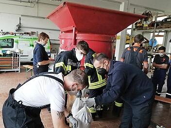 Vier bis f&uuml;nf Helfer sind pro Dienst an der Sandsaclkf&uuml;llanlage notwendig.
