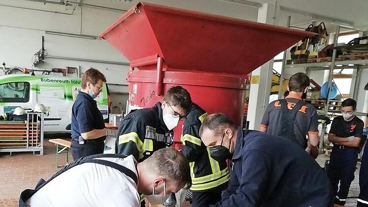 Vier bis f&uuml;nf Helfer sind pro Dienst an der Sandsaclkf&uuml;llanlage notwendig.