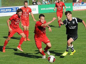 So soll es sein: Fuchsstadts Marcel Frank (am Ball) beim Vorwärts-Verteidigen gegen den Höchberger Tom Bretorius. Foto: ssp