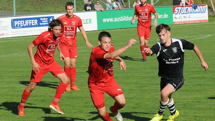 So soll es sein: Fuchsstadts Marcel Frank (am Ball) beim Vorwärts-Verteidigen gegen den Höchberger Tom Bretorius. Foto: ssp