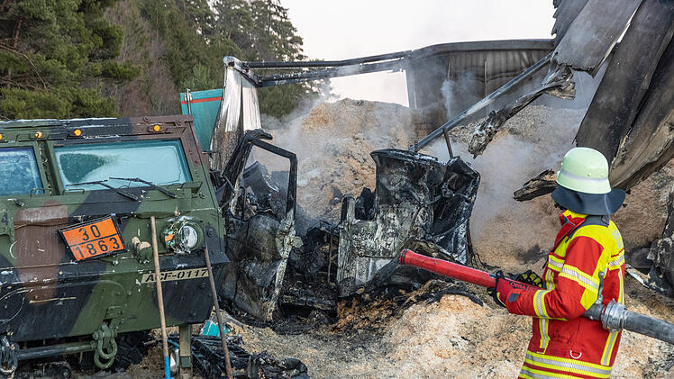 Sattelzug rammt Militärfahrzeuge: Fahrer stirbt in Flammen