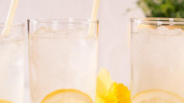 Zitronenwasser ist gesund und erfrischend. Es gibt viele Gründe, warum du es jeden Tag trinken solltest.