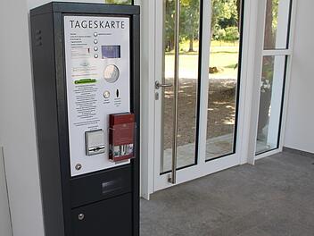Der Automat des Anstoßes: Seit dem Umbau der Wandelhalle müssen alle Gäste für die Heilquellen im Staatsbad eine Tageskarte ziehen. Foto: Julia Raab