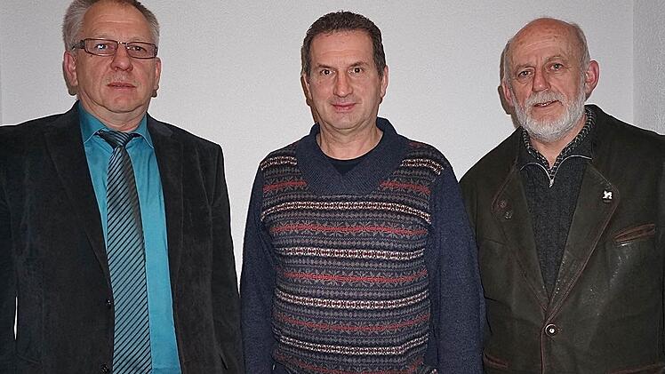 BBV-Kreisobmann Karlheinz Vogler mit dem neuen Sprecher der Jagdgenossen, Klaus Eisenhauer, und dessen Stellvertreter, Hans Seufert (von links)Foto: Gerd Schaar