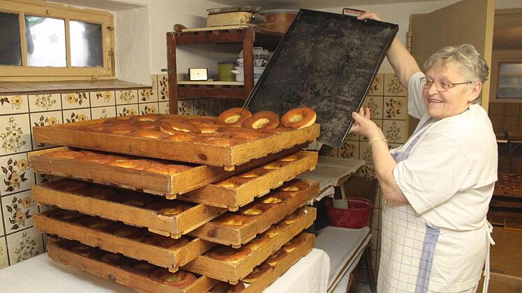 360 Küchla machen die beiden Bäckerinnen auf einen Rutsch. Lecker!