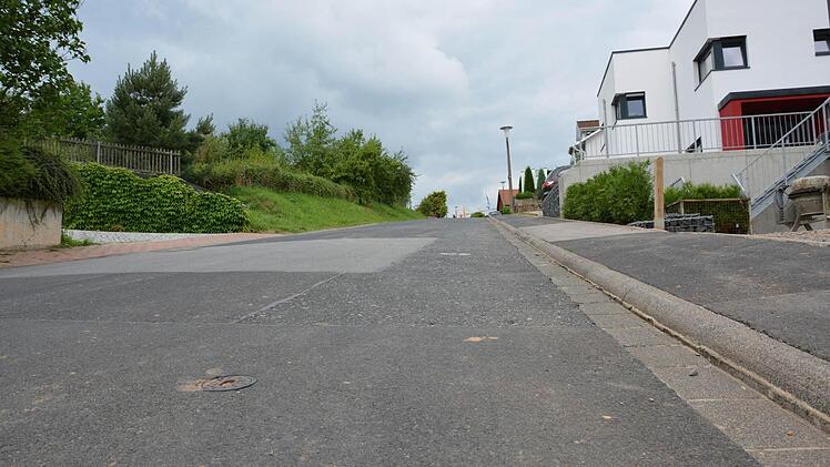 Auch die Straße "Strenge Tür" in Burkardroth muss repariert werden. Der Belag ist hier sehr uneben.