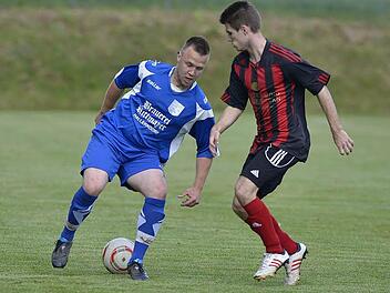 Die Gäste aus Wachenroth (rote Trikots) taten sich beim FC Frimmersdorf lange schwer, setzten sich am Ende jedoch durch. Die nötige Schützenhilfe blieb aber aus. Foto: Picturedreams