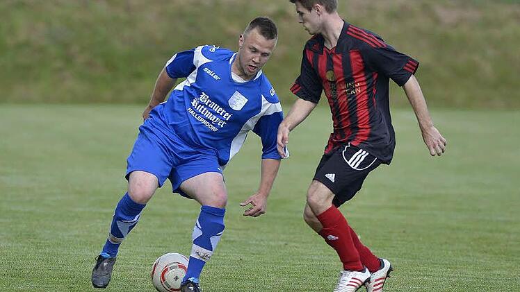 Die Gäste aus Wachenroth (rote Trikots) taten sich beim FC Frimmersdorf lange schwer, setzten sich am Ende jedoch durch. Die nötige Schützenhilfe blieb aber aus. Foto: Picturedreams