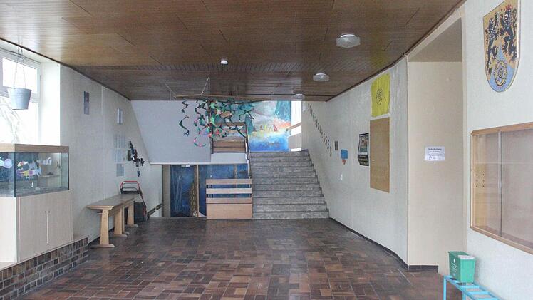 Blick durch die Eingangstür ins Foyer der Schule  Foto: Friedwald Schedel