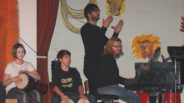 Die Musiklehrer Gabriele Sohmer und Sebastian Franz (von rechts) führten Regie. Foto: Geiling
