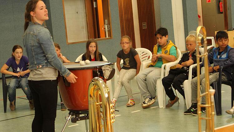 Die Schüler vor der Pauke, der Basstuba und der Posaune