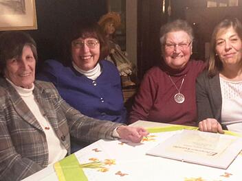 In geselliger Runde: Christa Jansen (links) und Anneliese König (2. von rechts) gehören seit 45 Jahren der Bad Brückenauer Frauen-Union an. Dieses Engagement würdigten die Kreisvorsitzende Nikola Renner-Knopp (rechts) und die Ortsvorsitzende Gundula Langeworth.  Foto: Rolf Pralle