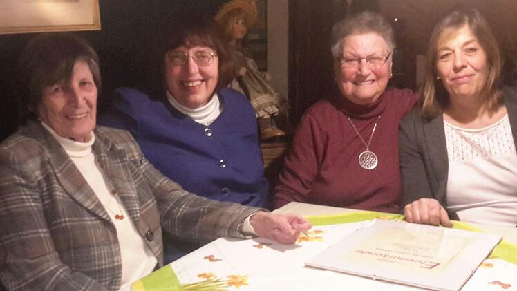 In geselliger Runde: Christa Jansen (links) und Anneliese König (2. von rechts) gehören seit 45 Jahren der Bad Brückenauer Frauen-Union an. Dieses Engagement würdigten die Kreisvorsitzende Nikola Renner-Knopp (rechts) und die Ortsvorsitzende Gundula Langeworth.  Foto: Rolf Pralle
