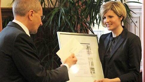 Siegmar Schnabel, Hauptgeschäftsführer der IHK zu Coburg, überreichte Julia Übelmesser Urkunde und Preisgeld. Foto: Wendelin Mark