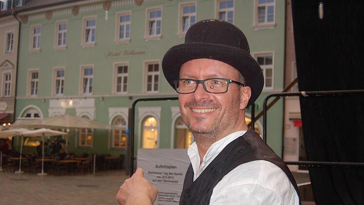 Georg Kratz ist Teil des bunten Zauber-Programms beim 19. Bamberger Straßen- und Varietéfestival. Foto: PR