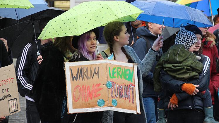 Rund 200 Schüler nahmen am Freitag an der zweiten "Fridays for Future"-Demonstration in Coburg teil.Oliver Schmidt