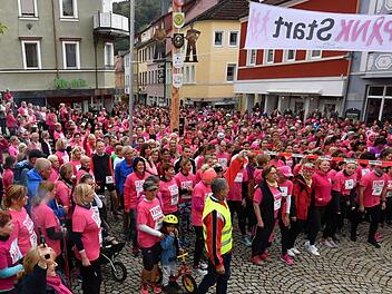 Kurz vor dem Startschuss: Beim Pinklauf 2018 liefen rund 1400 Teilnehmerinnen mit. Foto: Archiv/Ronald Rinklef