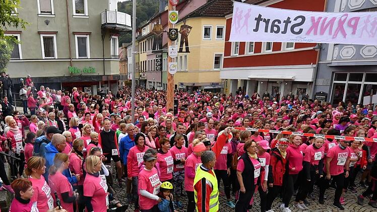 Kurz vor dem Startschuss: Beim Pinklauf 2018 liefen rund 1400 Teilnehmerinnen mit. Foto: Archiv/Ronald Rinklef