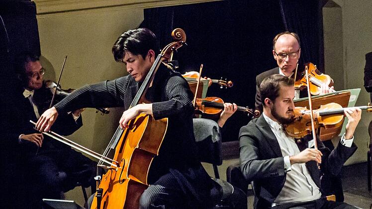 Gefeierter Solist beim Sinfoniekonzert im Landestheater  Coburg war der junge Cellist Woongwhee Moon. Seit 2018 ist er Solo-Cellist des Philharmonischen Orchesters.Foto: Jochen Berger