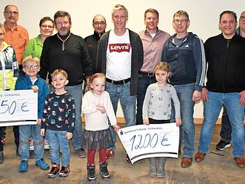 Auch der Nachwuchs packte mit an: Die Vertreter der Dorfgemeinschaften Autenhausen und Gleismuthhausen überreichten Hartmut Bohl (Zweiter von rechts) von der Stiftung für krebskranke Kinder die Spendenschecks.  Foto: Carsten Höllein
