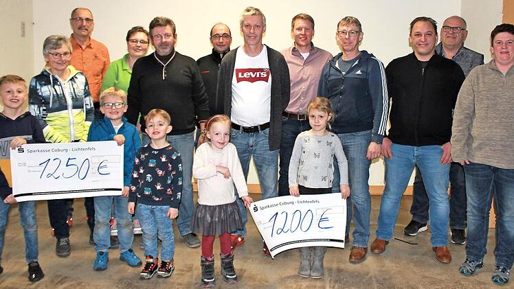 Auch der Nachwuchs packte mit an: Die Vertreter der Dorfgemeinschaften Autenhausen und Gleismuthhausen überreichten Hartmut Bohl (Zweiter von rechts) von der Stiftung für krebskranke Kinder die Spendenschecks.  Foto: Carsten Höllein