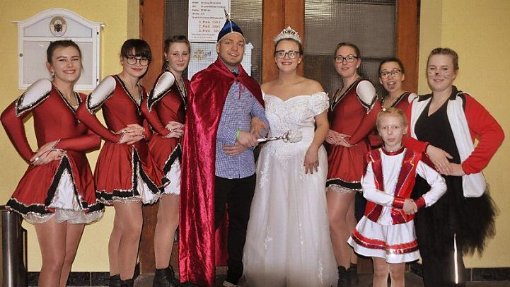 Das Prinzenpaar Laura Müller und Joshua Dötsch (Mitte), eingerahmt von den Gardemädchen, Trainerin Laura Fischer-Byczok (rechts) und Funkenmariechen Alishia Hagemeister (Zweite von rechts).