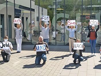 Sie sind zwar noch in der Ausbildung, aber dennoch auch in Corona-Zeiten f&uuml;r die Patienten da: die Auszubildenden der gemeinsamen Krankenpflegeschule von Leopoldina-Krankenhaus Schweinfurt und Ha&szlig;berg-Kliniken.  Foto: Dirk Niedoba