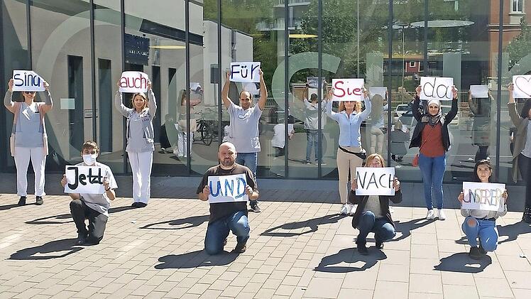 Sie sind zwar noch in der Ausbildung, aber dennoch auch in Corona-Zeiten f&uuml;r die Patienten da: die Auszubildenden der gemeinsamen Krankenpflegeschule von Leopoldina-Krankenhaus Schweinfurt und Ha&szlig;berg-Kliniken.  Foto: Dirk Niedoba