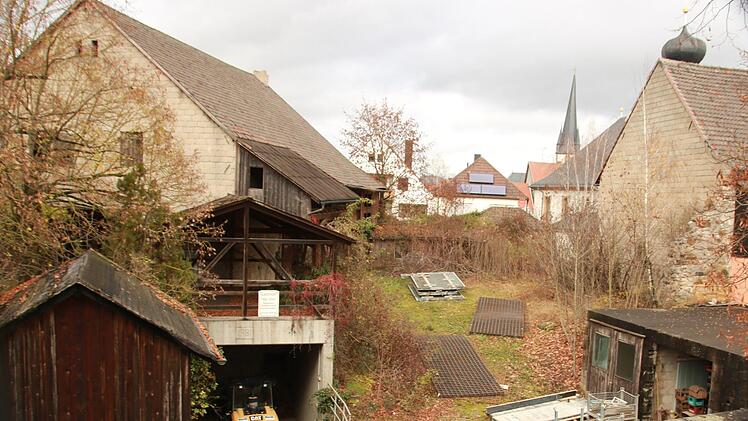 Die alten Brauereigebäude auf dem "Bären"-Areal werden 2021 abgerissen. Archäologische Untersuchungen und ein Altlasten-Gutachten gehen dem voraus. An der Stelle der Altbauten wird ein Garagengebäude mit zwei Parkdecks entstehen, das  80 Parkplätze umfasst. Foto: Matthias Einwag
