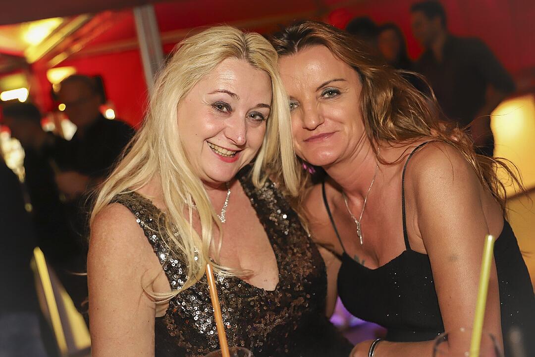 Es wurde in das Jahr 2025 gefeiert.