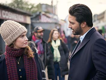 Romantische Komödie mit viel Culture Clash: Zoe (Lily James) und Kazim (Shazad Latif), die beiden Hauptfiguren in "What's Love Got to Do with It?", kennen sich schon ewig. Nun soll "Kaz" eine Frau heiraten, die seine Eltern für ihn ausgesucht haben.