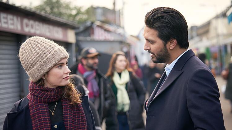 Romantische Komödie mit viel Culture Clash: Zoe (Lily James) und Kazim (Shazad Latif), die beiden Hauptfiguren in "What's Love Got to Do with It?", kennen sich schon ewig. Nun soll "Kaz" eine Frau heiraten, die seine Eltern für ihn ausgesucht haben.