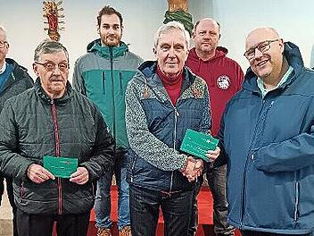 Reinhard Conradi, Vorsitzender &bdquo;Liederkranz&ldquo; (vorne Mitte), Kirchenpfleger Adelbert F&ouml;rtsch (links), Vorsitzender der Lebenshilfe Florian Kleine-Herzbruch. Hinten v.l.: Thomas Detsch (Chorleiter &bdquo;Liederkranz&ldquo;), Max Lifka (Dirigent Haache Volksmusi...