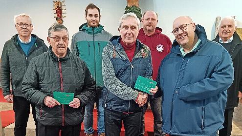 Reinhard Conradi, Vorsitzender &bdquo;Liederkranz&ldquo; (vorne Mitte), Kirchenpfleger Adelbert F&ouml;rtsch (links), Vorsitzender der Lebenshilfe Florian Kleine-Herzbruch. Hinten v.l.: Thomas Detsch (Chorleiter &bdquo;Liederkranz&ldquo;), Max Lifka (Dirigent Haache Volksmusi...