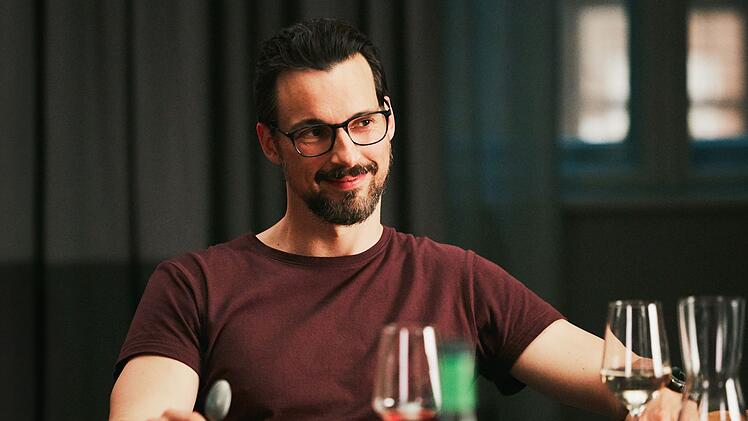 Pepe (Florian David Fitz) ist der Einzige unter den Freunden, der alleine beim Treffen aufschl&auml;gt.