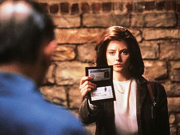 Das Schweigen der Lämmer Als ein Serienmörder unerkannt sein Unwesen treibt, setzt das hilflose FBI die hochintelligente Polizeischülerin Clarice Starling (Jodie Foster, Mitte) auf den genialen Psychiater und Mörder Lecter an, um so Hinweise auf das Vorgehen und die Motive von "Buffalo Bill" zu erhalten.