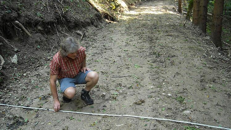 Dieses Wegstück  wurde nach Angaben des Försters mit  13 Lastwagenladungen   Erde neu  aufgebaut und  dabei deutlich  verbreitert.    Rudolf Volke   (im Bild)  hat   nachgemessen, dass der Weg an dieser Stelle  jetzt vier Meter breit ist.     Fotos: Gertrud Glössner-Möschk